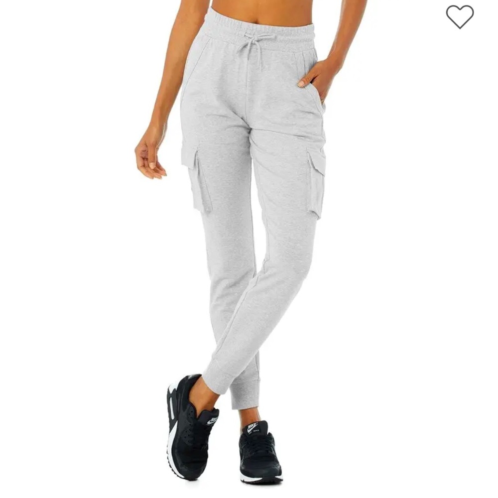 Alo Yoga Unwind Cargo Sweatpants in Dove Grey Heather - size S - EUC!